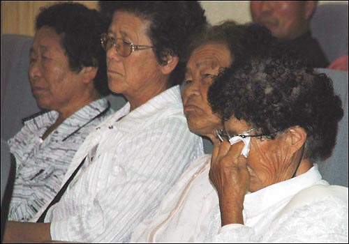 진실화해위가 2006년 7월 6일 오후 산청 덕산문화의 집에서 연 '시천삼장민간인학살사건' 현장설명회에서 한 할머니가 흐르는 눈물을 닦고 있다.